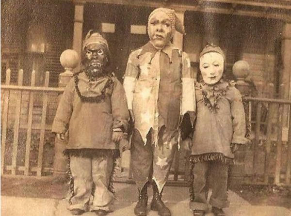 Simple but Scary Vintage Halloween Costumes (14 pics)