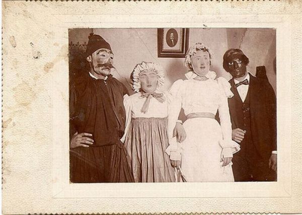 Simple but Scary Vintage Halloween Costumes (14 pics)