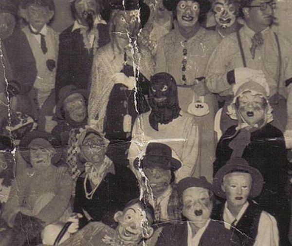 Simple but Scary Vintage Halloween Costumes (14 pics)