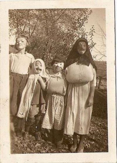 Simple but Scary Vintage Halloween Costumes (14 pics)