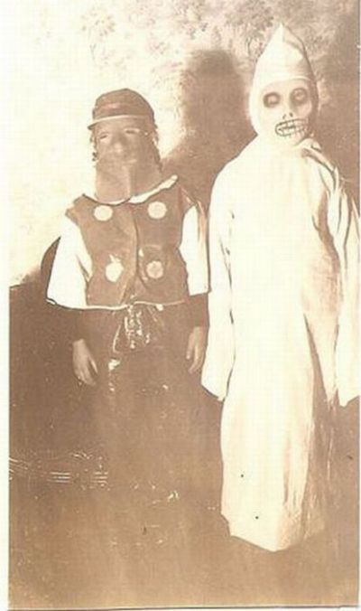 Simple but Scary Vintage Halloween Costumes (14 pics)