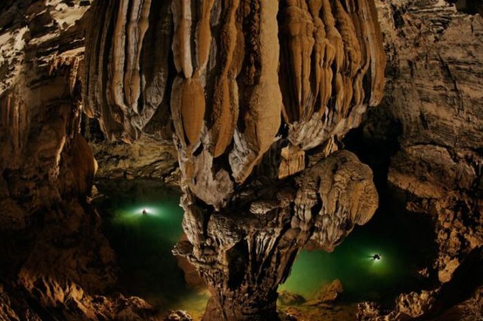 A Bottomless Cave (20 pics)