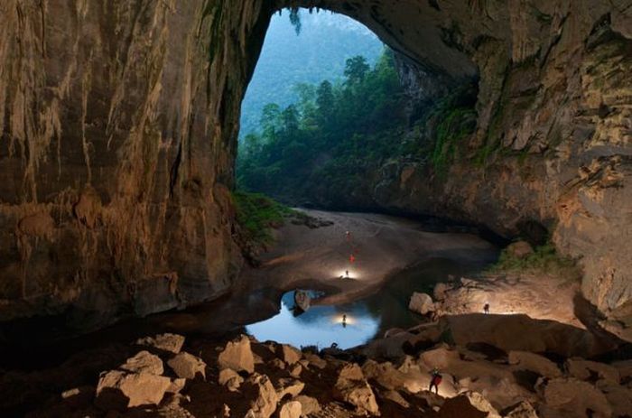 A Bottomless Cave (20 pics)