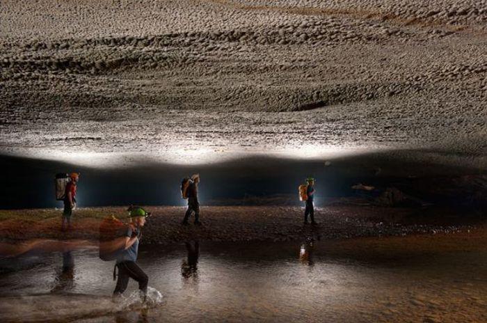 A Bottomless Cave (20 pics)