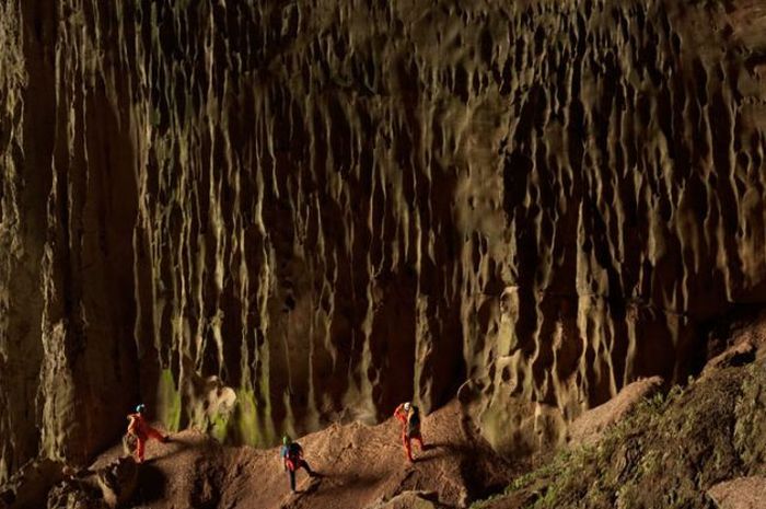 A Bottomless Cave (20 pics)