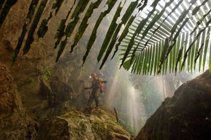 A Bottomless Cave (20 pics)