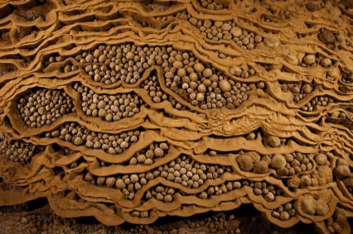 A Bottomless Cave (20 pics)