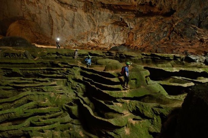 A Bottomless Cave (20 pics)