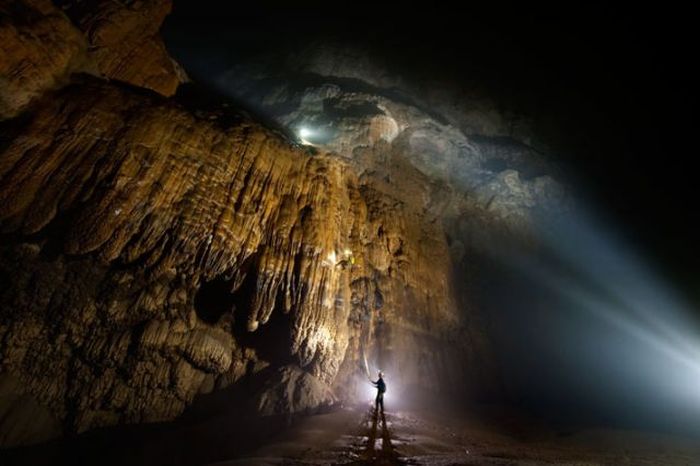 A Bottomless Cave (20 pics)