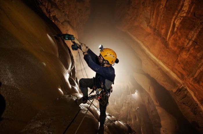 A Bottomless Cave (20 pics)