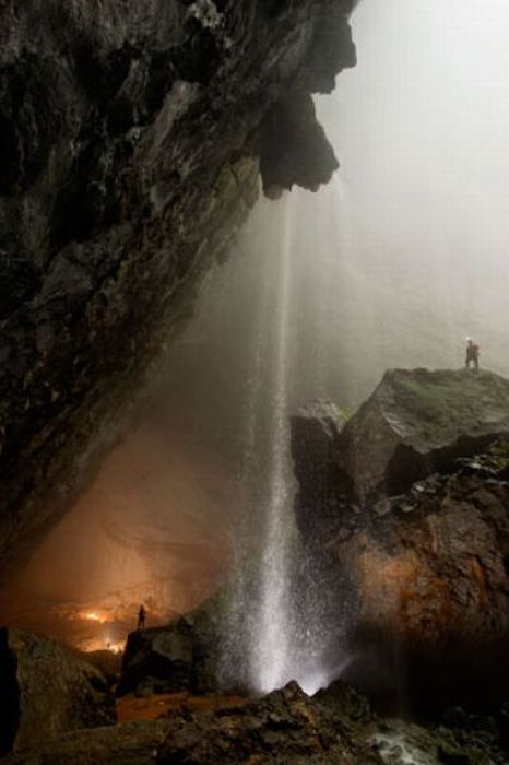A Bottomless Cave (20 pics)