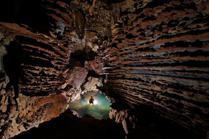 A Bottomless Cave (20 pics)