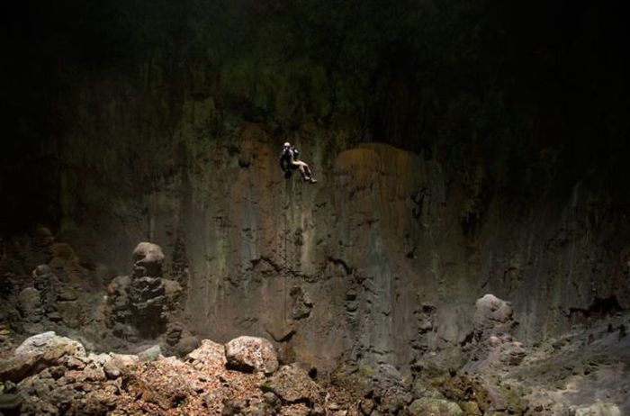 A Bottomless Cave (20 pics)