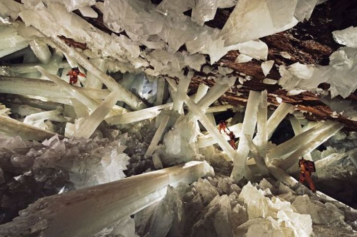 A Bottomless Cave (20 pics)