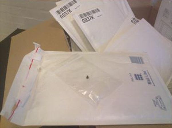 How Dell ships 65 screws (6 pics)