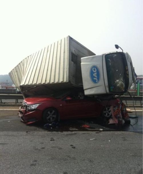 Terrible Crash (8 pics)