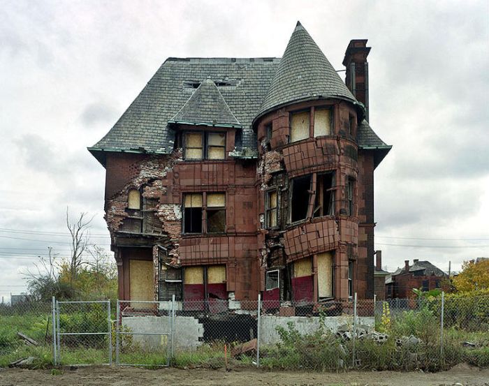 Ruins of Detroit (32 pics)