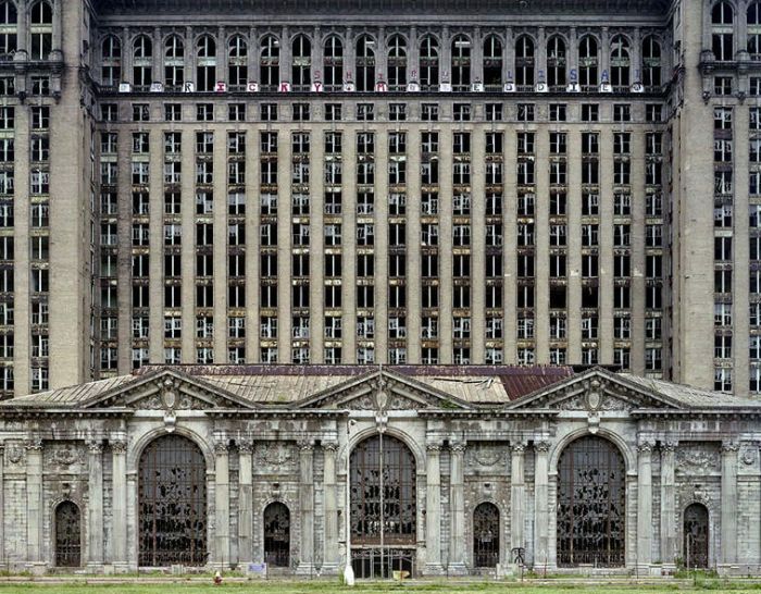 Ruins of Detroit (32 pics)