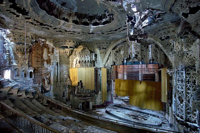 Ruins of Detroit (32 pics)