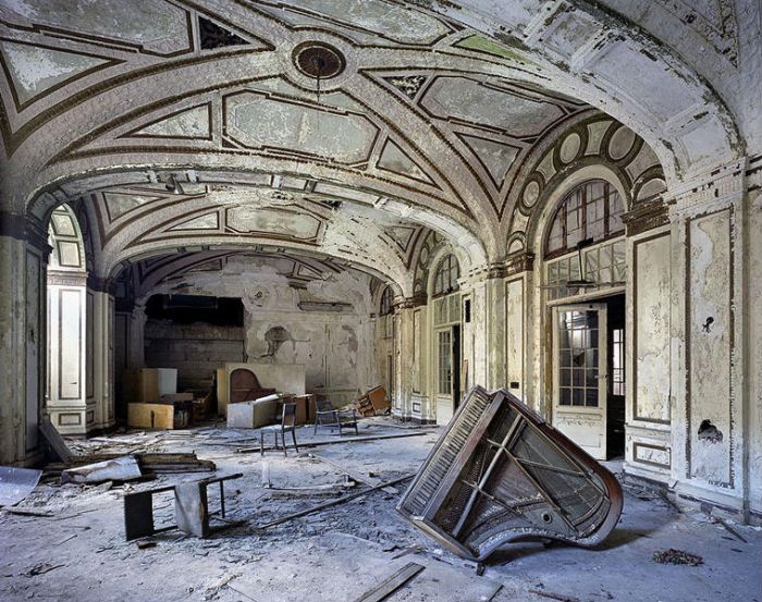 Ruins of Detroit (32 pics)