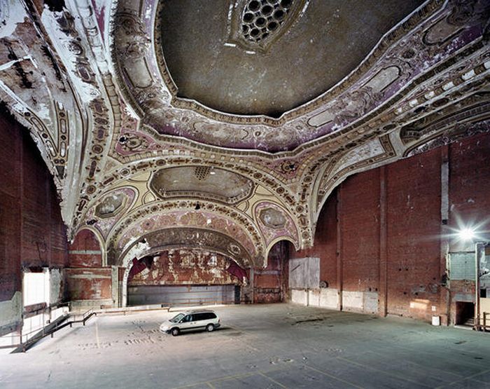 Ruins of Detroit (32 pics)