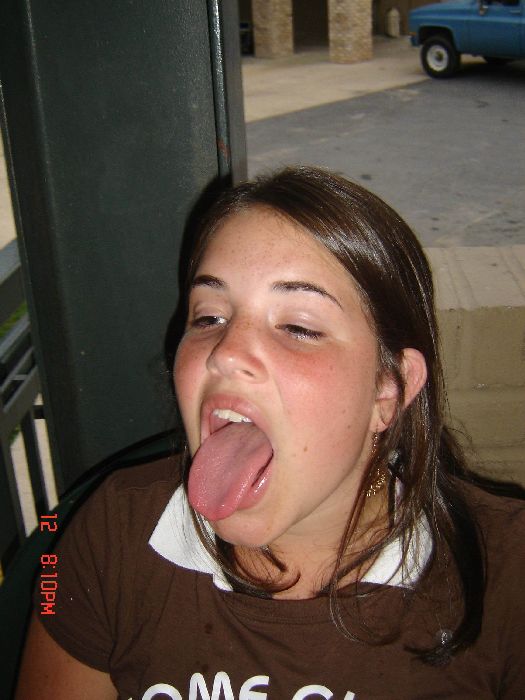 Girls Catching Things In Their Mouths (46 pics)