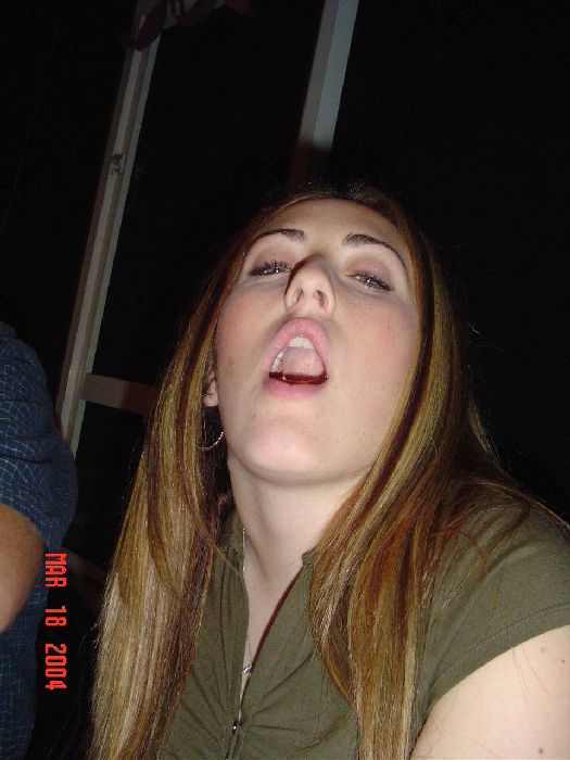 Girls Catching Things In Their Mouths (46 pics)