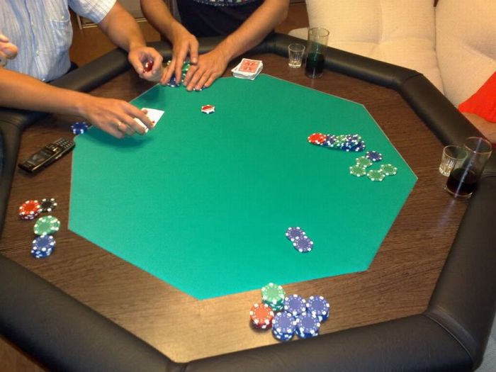 How to Build a Good Poker Table (16 pics)