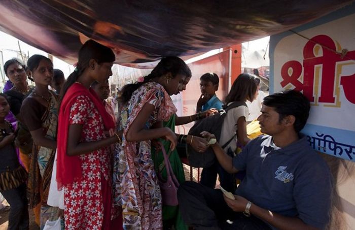 Mobile Cinemas In India (12 pics)