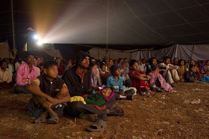 Mobile Cinemas In India (12 pics)