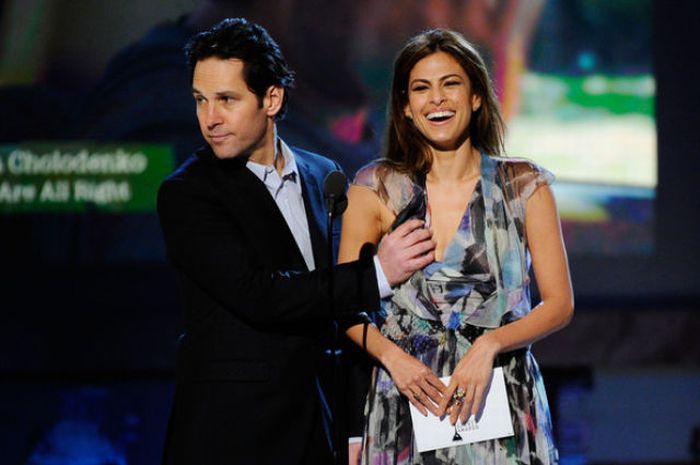 Rosario Dawson Grabs Paul Rudd's Privates (7 pics)