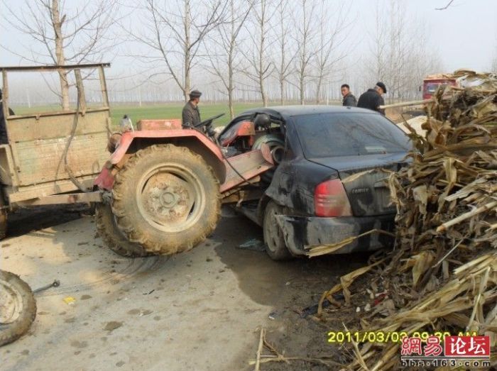 Tractor vs Car (7 pics)