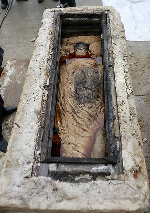Incredibly Preserved 700-year-old Mummy Found in China  (13 pics)