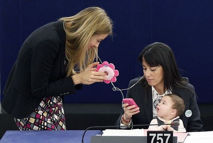 Little Girl in the Parliament (4 pics)