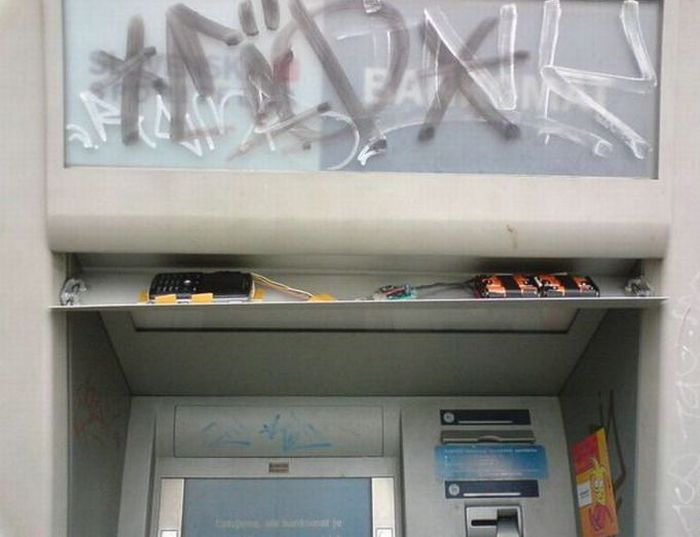 ATM That Steals Your Money (5 pics)