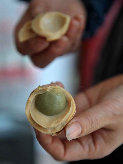 Boy’s-Urine-Soaked Eggs are Local Specialty in China (4 pics)