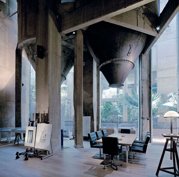 House Inside an Old Cement Plant (13 pics)