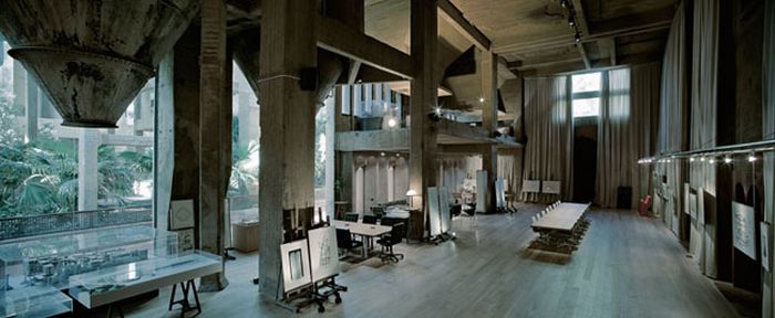 House Inside an Old Cement Plant (13 pics)