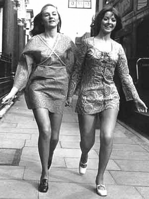 Miniskirts in 60s and 70s (38 pics)