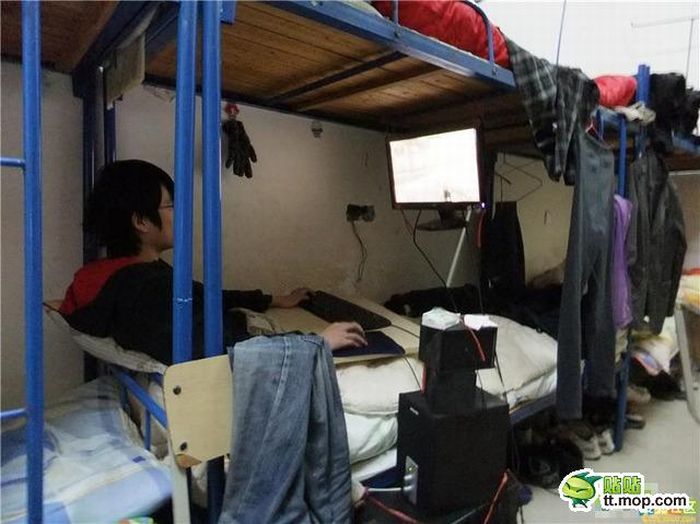 Workplace of a Chinese Student (8 pics)