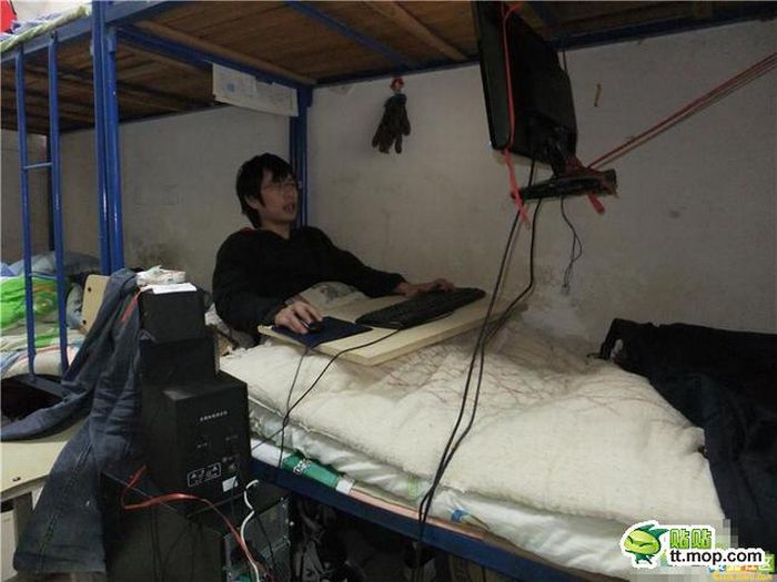 Workplace of a Chinese Student (8 pics)