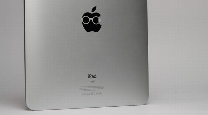 Apple Logos Wearing Glasses (12 pics)
