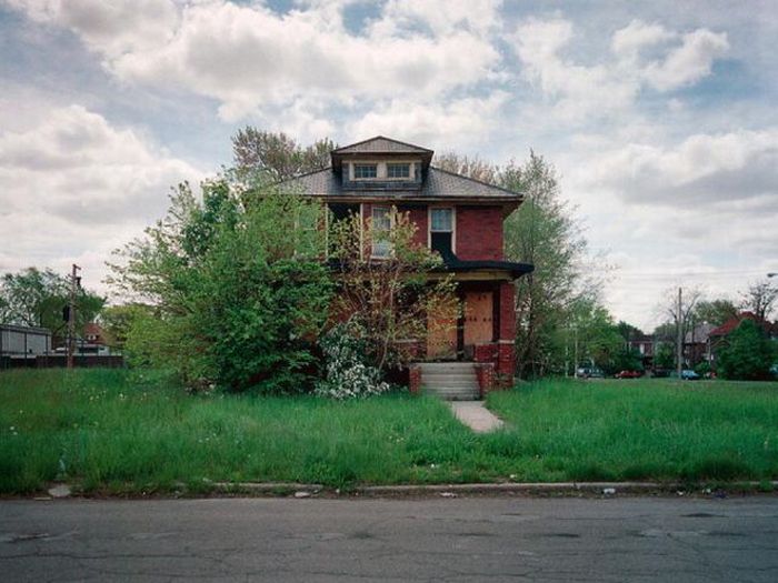 Abandoned Detroit Homes for Sale (98 pics)