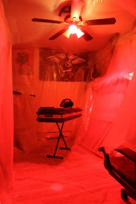 Dexter "Kill Room" Prank (13 pics)
