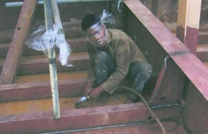 Fearless Men Risk Life on Duty (73 pics)