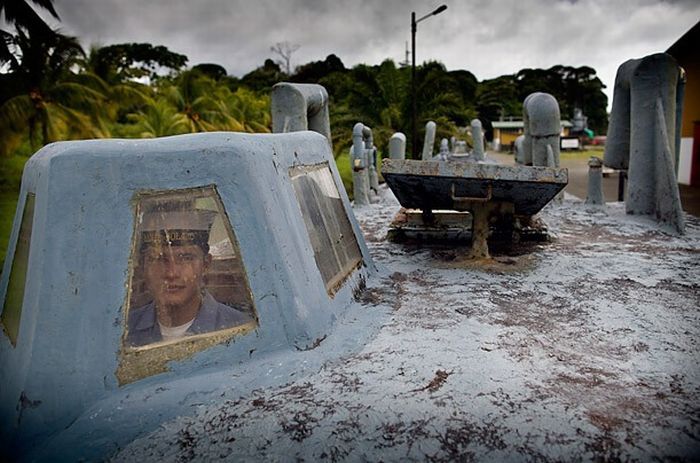 Inside Cocaine-Smuggling Submarines (11 pics)