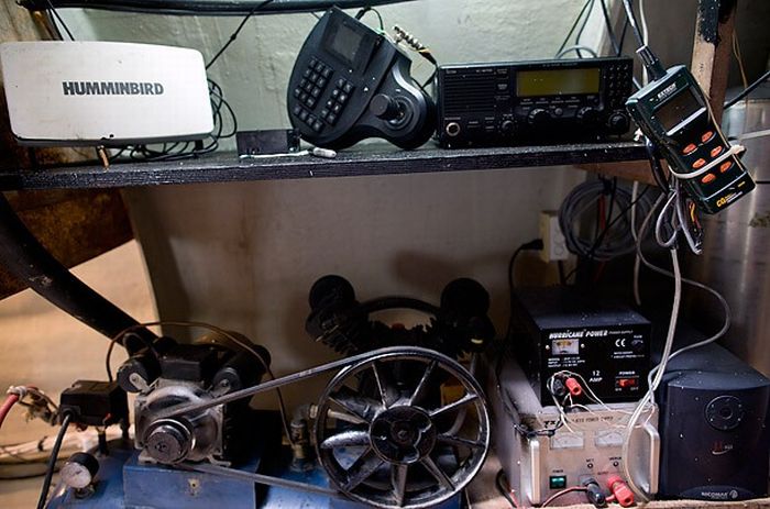 Inside Cocaine-Smuggling Submarines (11 pics)