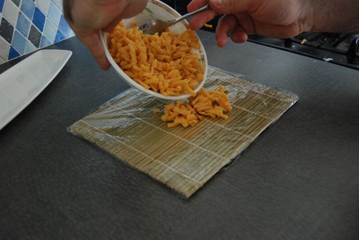 Making Sushi Rolls With Macaroni and Cheese (15 pics)