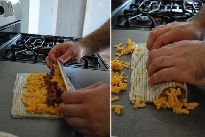 Making Sushi Rolls With Macaroni and Cheese (15 pics)