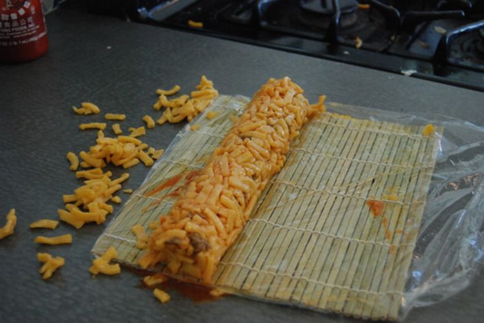 Making Sushi Rolls With Macaroni and Cheese (15 pics)